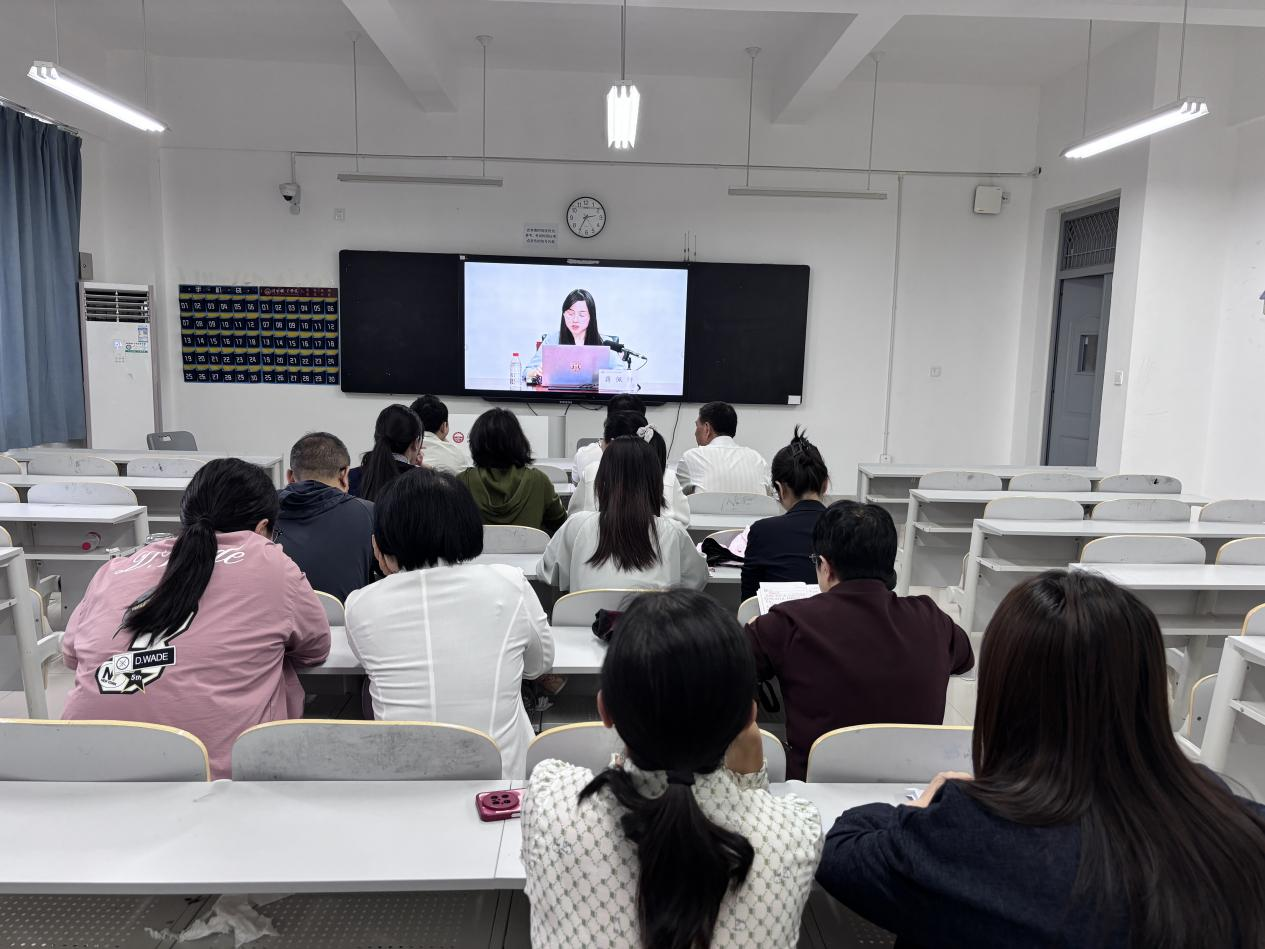 本次大讲堂分为导学解读与专题报告两大板块。导学环节由蒋佩轩主讲,以“深学细悟笃行凝聚奋进力量”为主题,围绕《习近平与一线职工朋友们》展开系统导学阐释。专题报告环节由张训谋作题为《系统推进我国宗教中国化,积极引导宗教与社会主义社会相适应》的辅导报告。报告立足新时代党的宗教工作理论和方针政策,全面梳理了我国宗教中国化的历史逻辑、理论逻辑和实践逻辑,深入剖析了新时代宗教工作的新形势、新任务、新要求,系统阐释了坚持我国宗教中国化方向、巩固思想阵地、防范化解宗教领域风险、引导宗教更好适应社会主义社会的实践路径,为学院教师准确把握相关理论政策、做好思政课堂价值引领和意识形态工作提供了重要指导。 本次大讲堂分为导学解读与专题报告两大板块。导学环节由蒋佩轩主讲,以“深学细悟笃行凝聚奋进力量”为主题,围绕《习近平与一线职工朋友们》展开系统导学阐释。专题报告环节由张训谋作题为《系统推进我国宗教中国化,积极引导宗教与社会主义社会相适应》的辅导报告。报告立足新时代党的宗教工作理论和方针政策,全面梳理了我国宗教中国化的历史逻辑、理论逻辑和实践逻辑,深入剖析了新时代宗教工作的新形势、新任务、新要求,系统阐释了坚持我国宗教中国化方向、巩固思想阵地、防范化解宗教领域风险、引导宗教更好适应社会主义社会的实践路径,为学院教师准确把握相关理论政策、做好思政课堂价值引领和意识形态工作提供了重要指导。